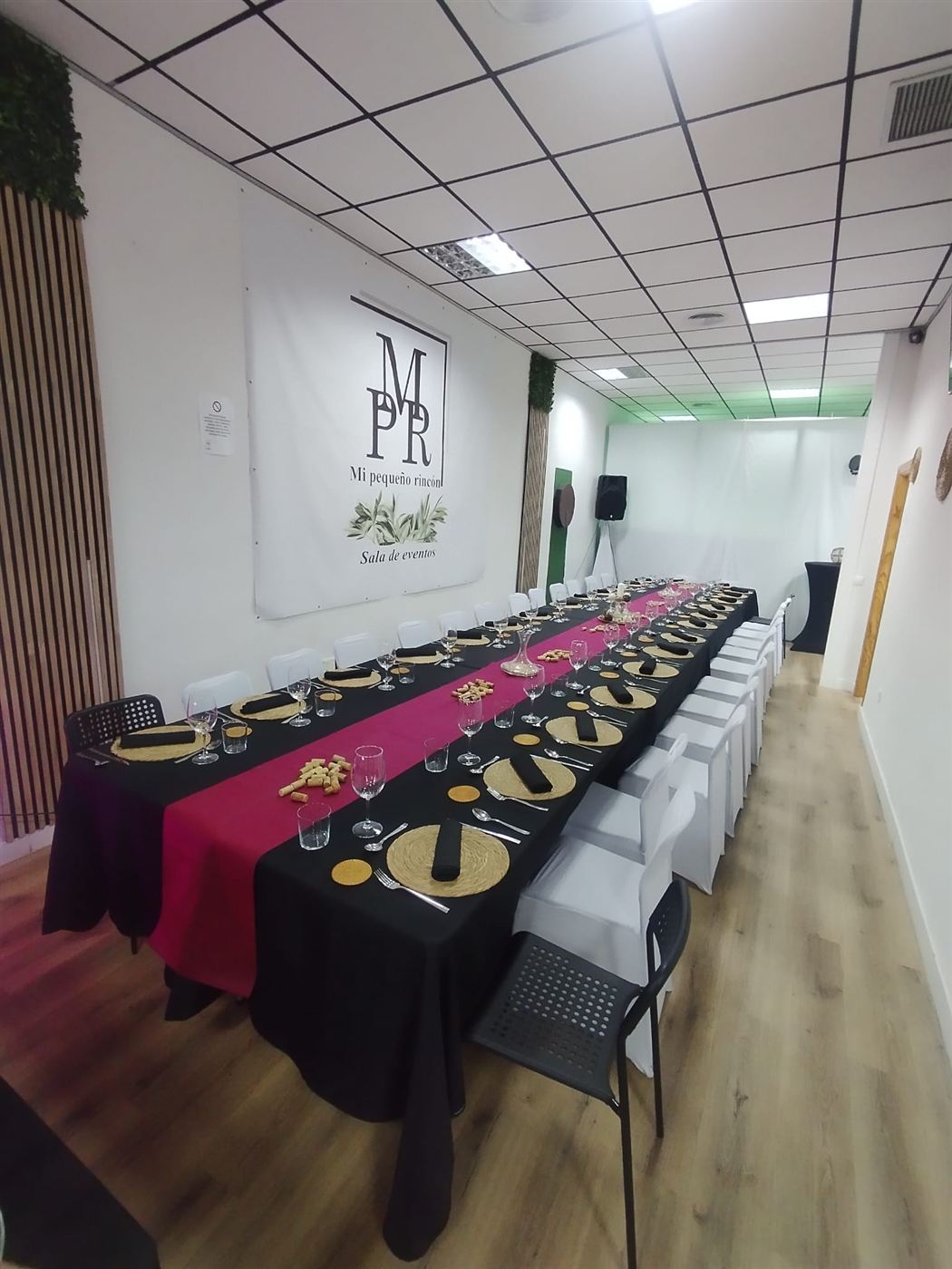 Mesa larga preparada para una cata de vino en Mi Pequeño Rincón, con copas y sitio para cada invitado