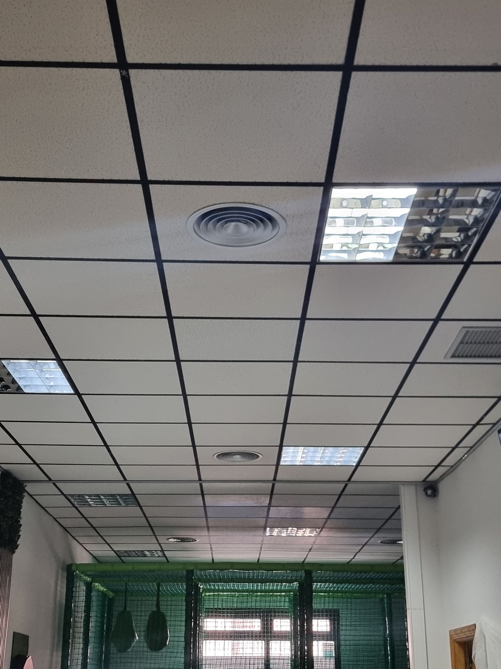 Conductos de climatización en el techo de la sala, con difusores de aire acondicionado