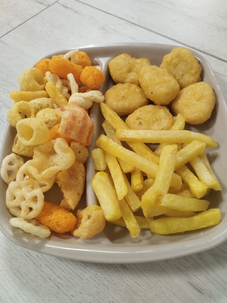 Menú infantil de nuggets con patatas fritas y snacks variados