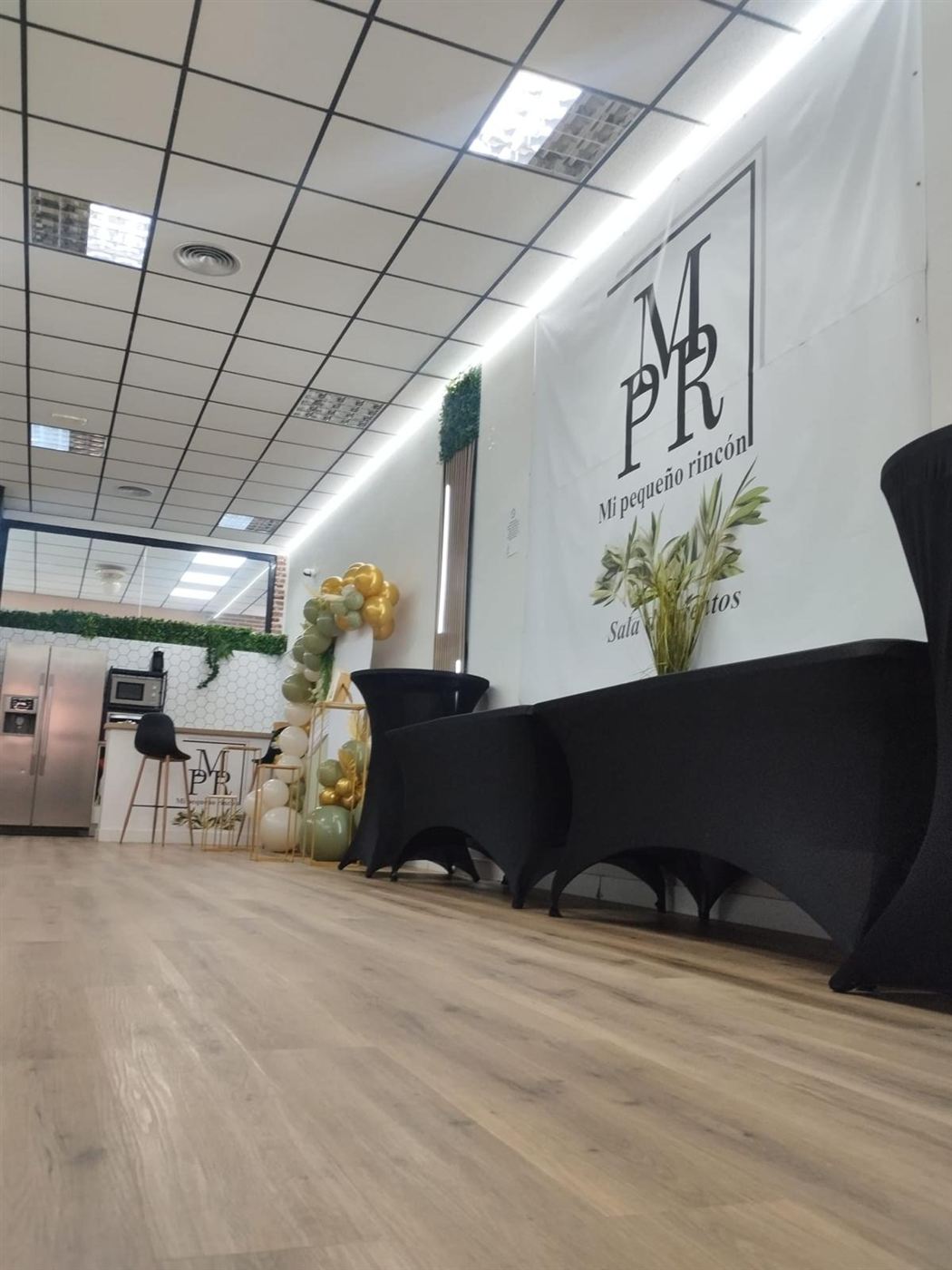 Interior de la sala de eventos Mi Pequeño Rincón en Chozas de Canales, con barra y decoración