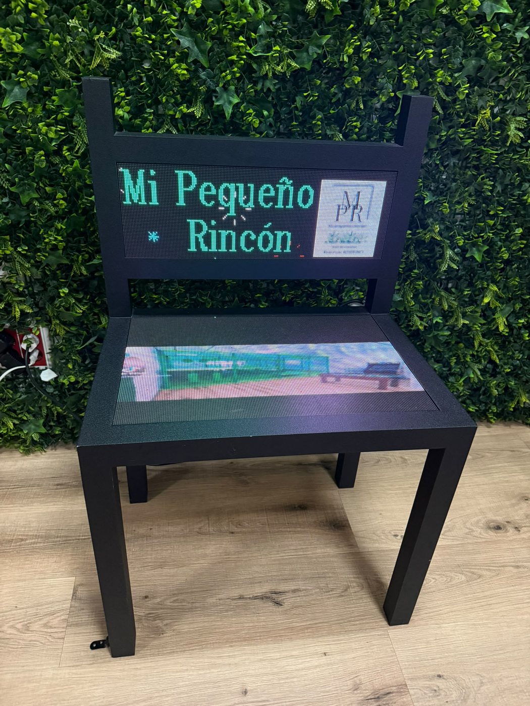Silla interactiva con pantalla LED de Mi Pequeño Rincón, lista para grabar felicitaciones en vídeo o foto